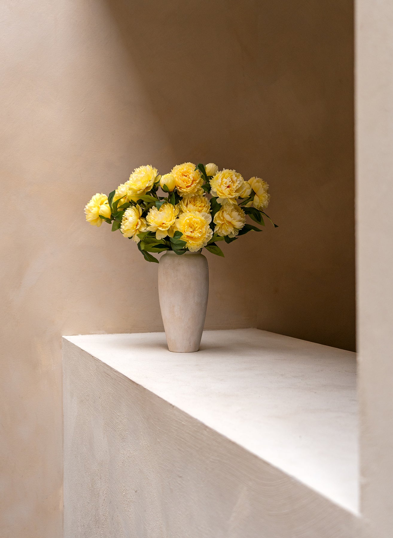 Pivoines en soie - Jaune (6 tiges / 18 têtes de fleurs)